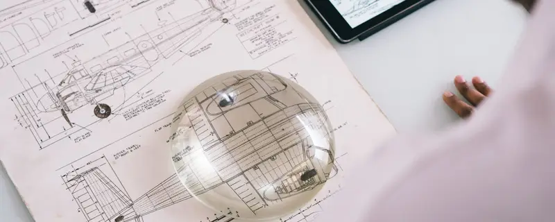 Инженерный чертёж самолёта под линзой