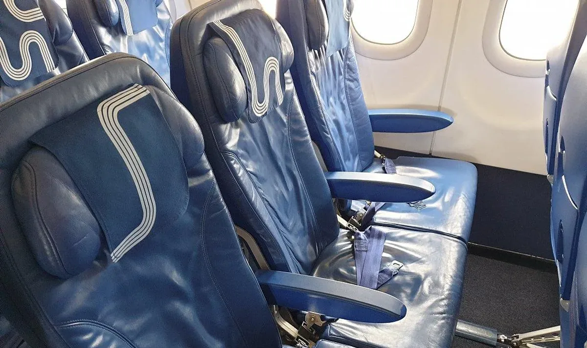 Салон Airbus A319 «Аврора»: голубые кожаные кресла с фирменным логотипом