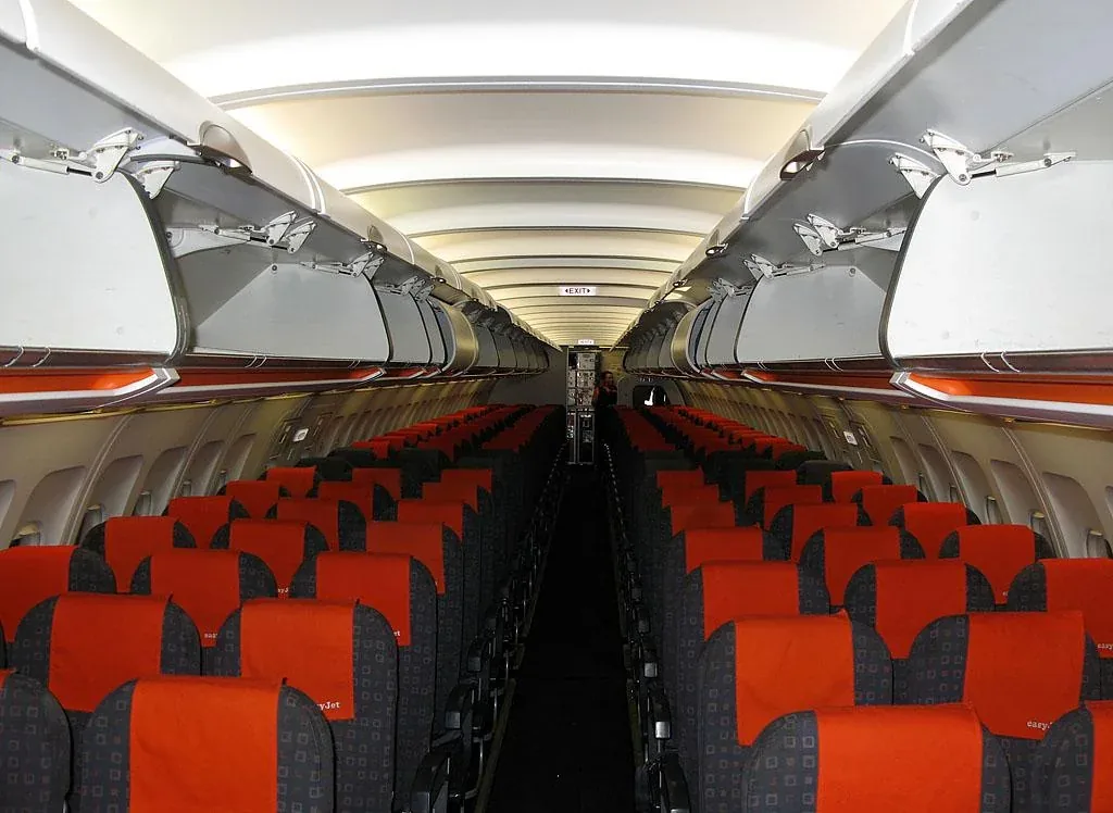 Салон Airbus A319 easyJet: ряды 3-3 с оранжевыми подголовниками