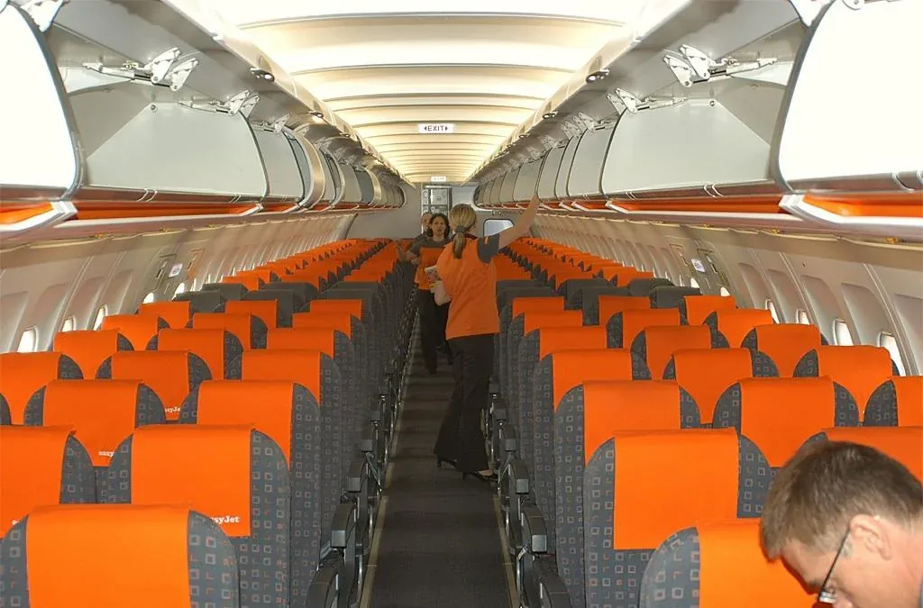 Проход и ряды эконом-класса A319 easyJet во время посадки