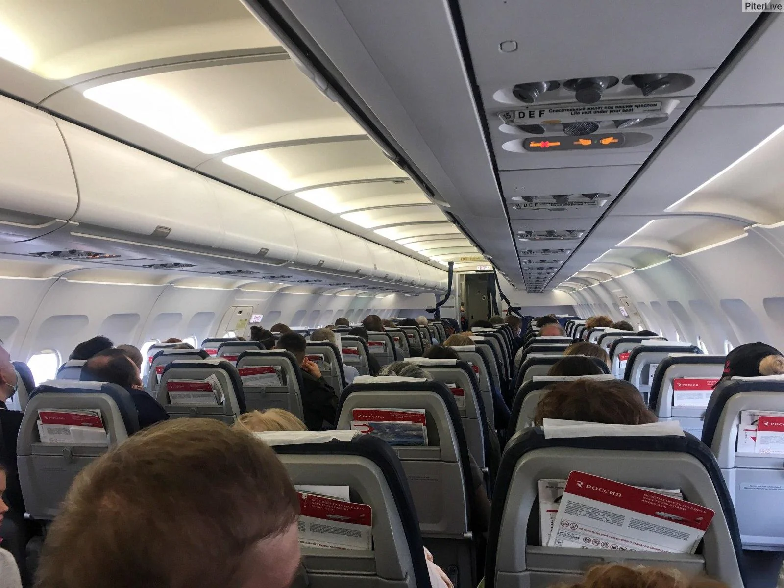 Салон эконом-класса Airbus A319 «Россия» с пассажирами