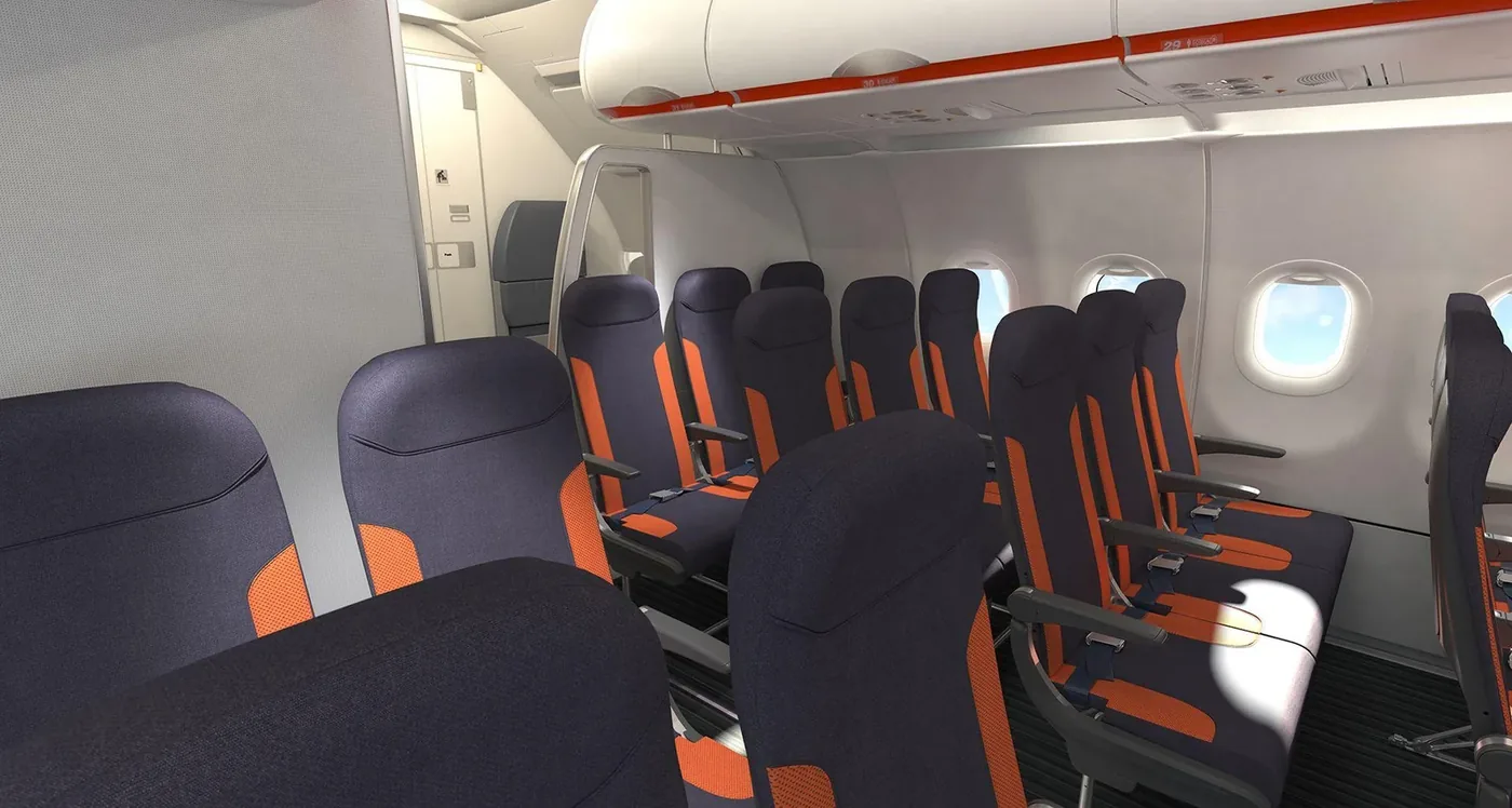 Пустой салон Airbus A320 easyJet: кресла с оранжевыми вставками