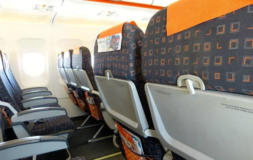 Кресла A320 easyJet крупным планом: столик и карман для журналов