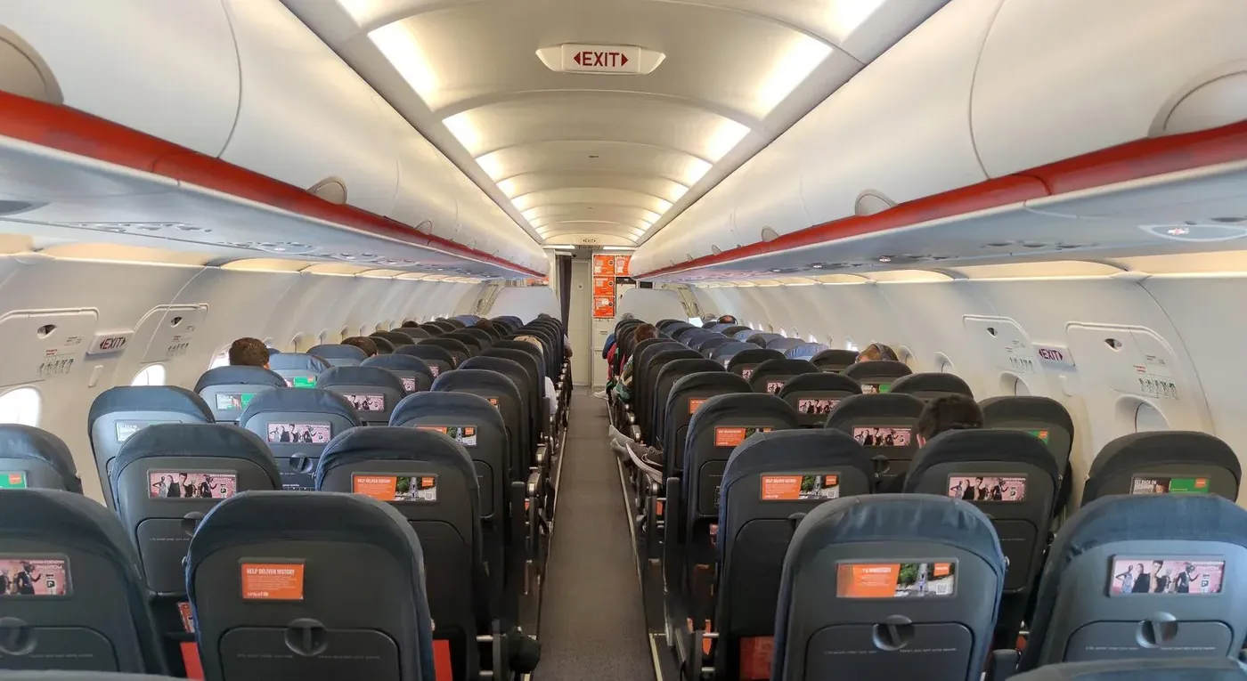 Салон A320 easyJet во всю длину с местами у аварийного выхода