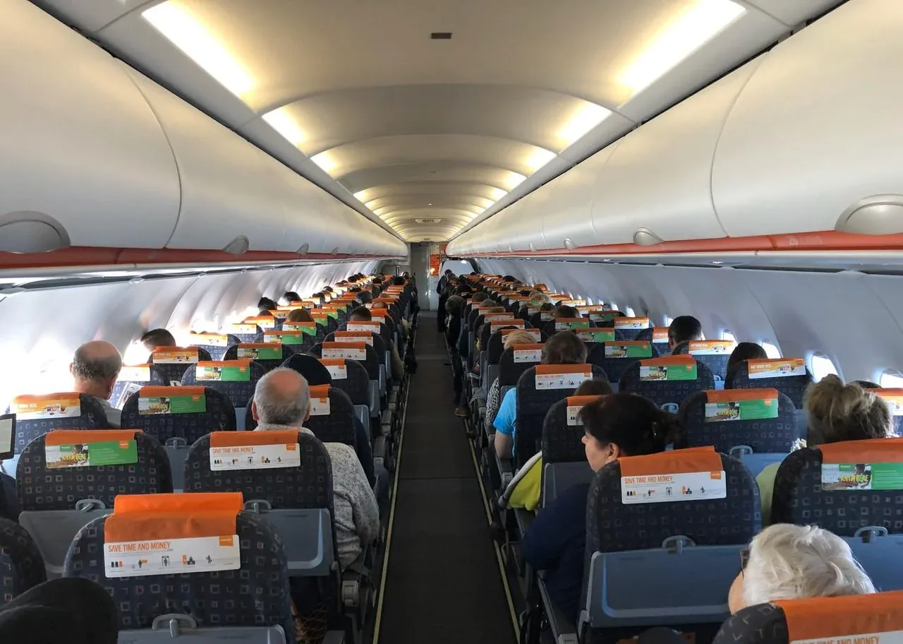 Ряды эконом-класса A320 easyJet с пассажирами