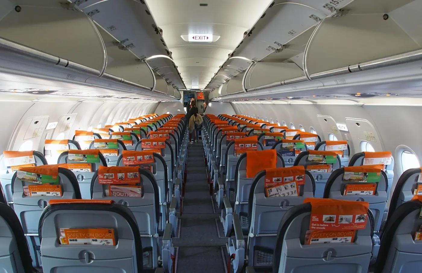 Проход и багажные полки в салоне A320 easyJet