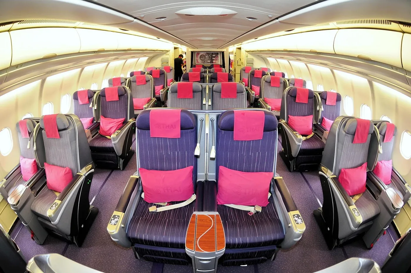Салон бизнес-класса A330-300 Thai Airways, розовые пледы на креслах