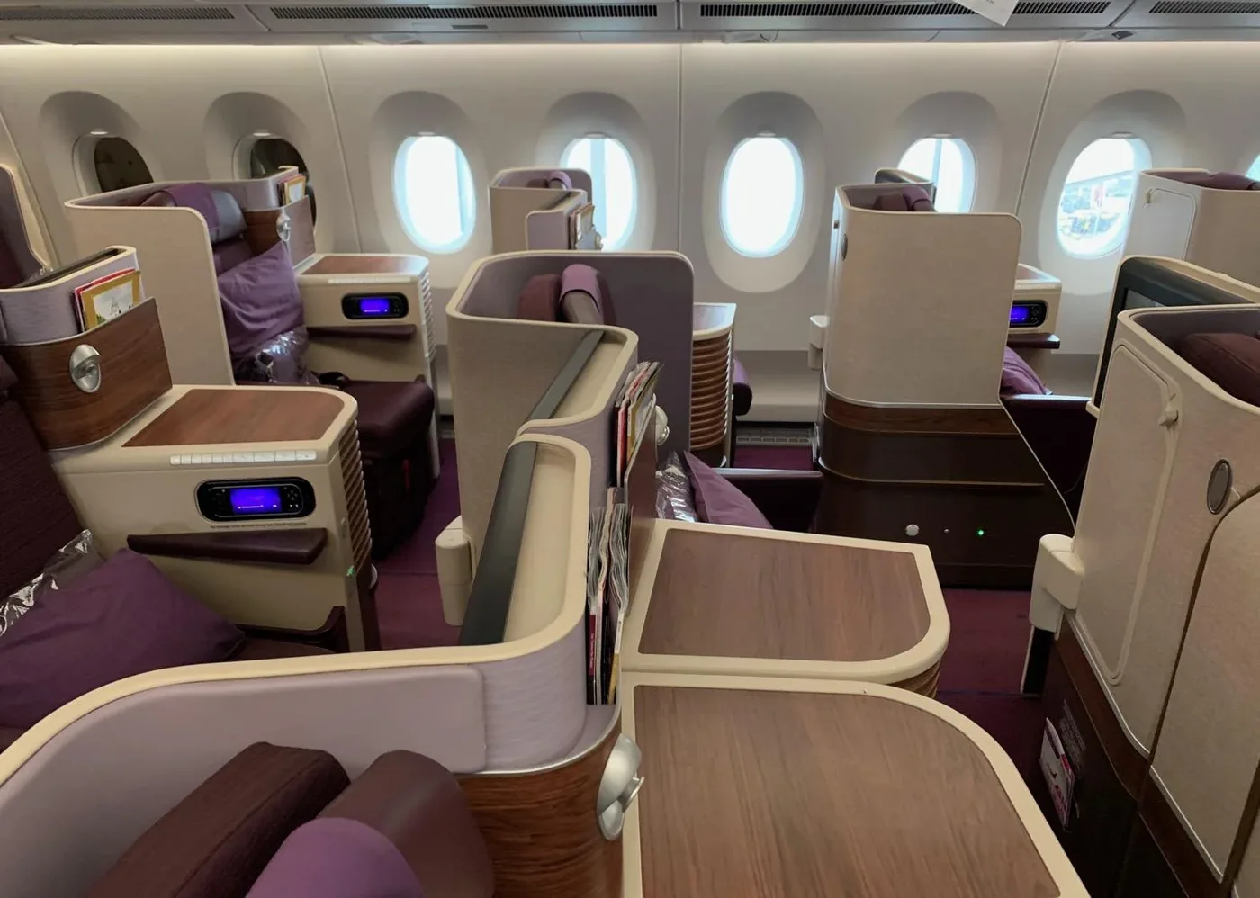 Кресло бизнес-класса Airbus A350-900 Thai Airways с широкой столешницей