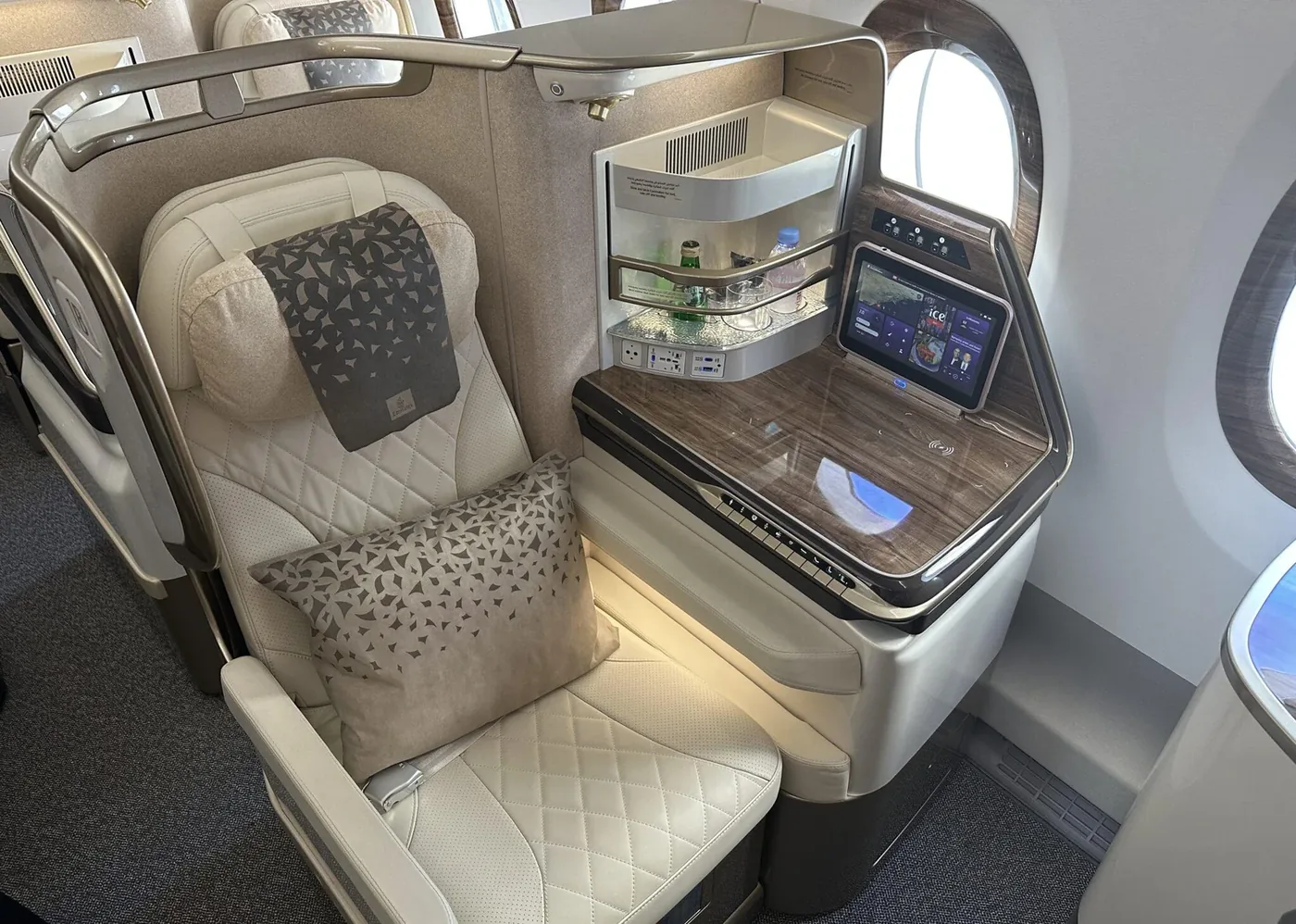 Бизнес-класс Airbus A350-900 Emirates: кресло с мини-баром и экраном