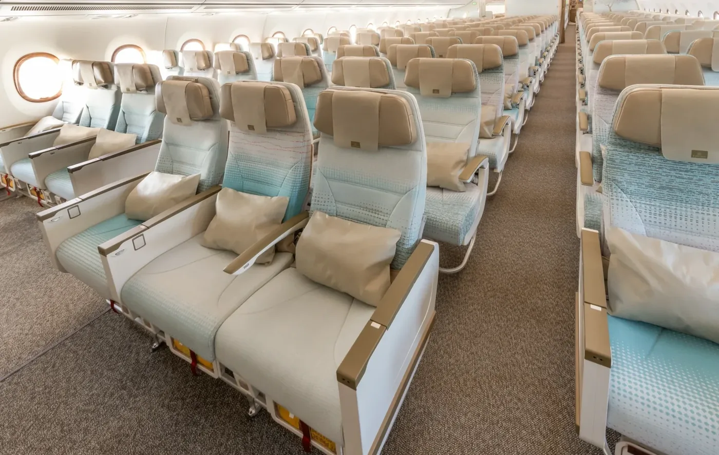 Первый ряд эконом-класса A350-900 Emirates с подушками на креслах