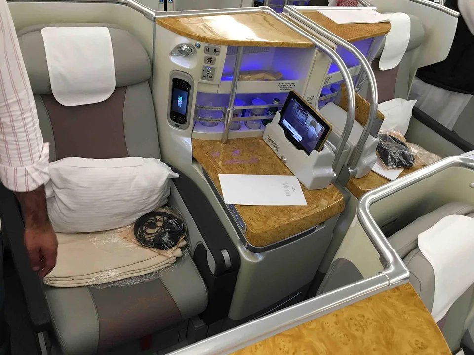 Место бизнес-класса Airbus A380 Emirates: планшет управления и откидной столик