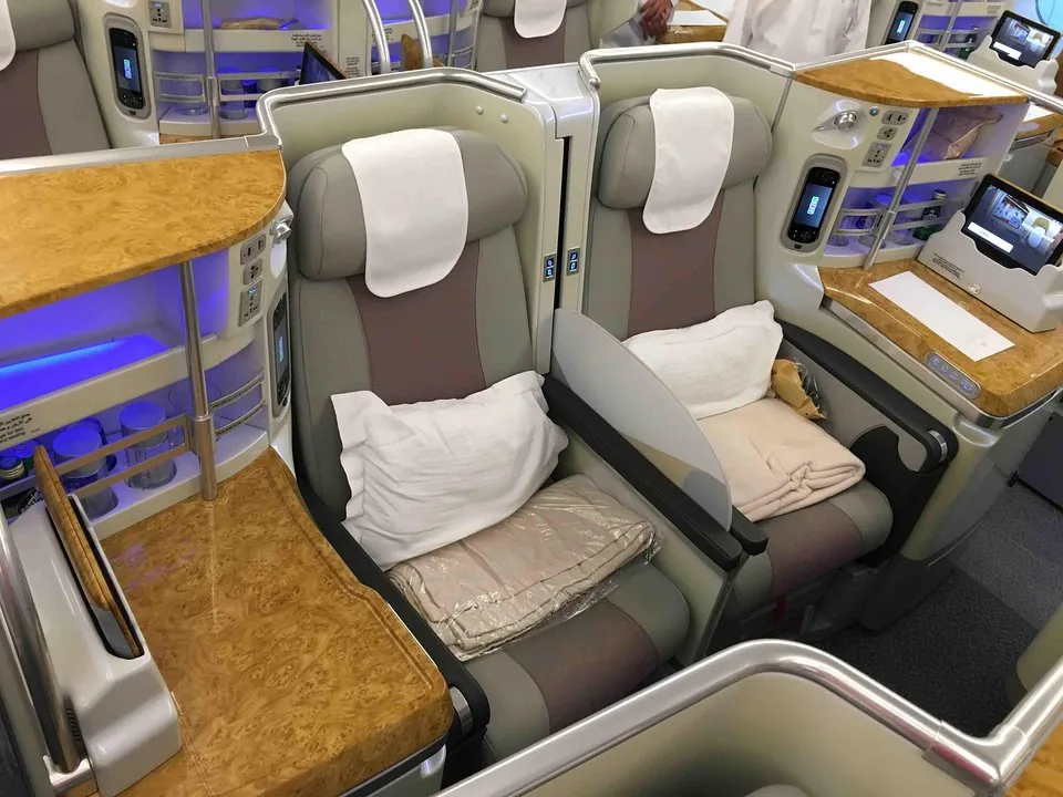 Пара кресел бизнес-класса A380 Emirates, места D и G в середине ряда