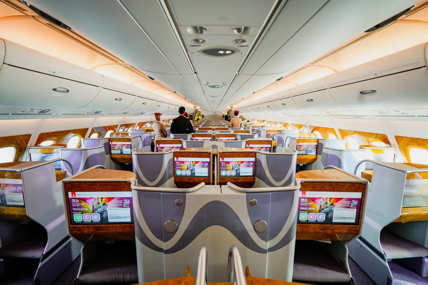 Бизнес-класс Airbus A380 Emirates: проход между креслами верхней палубы