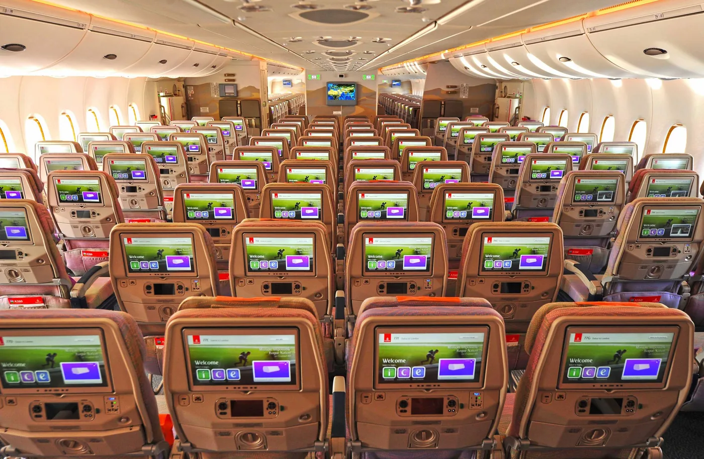 Эконом-класс Airbus A380 Emirates: ряды кресел 3-4-3 с экранами в спинках