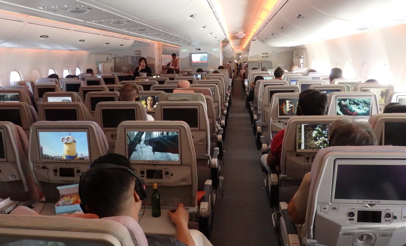 Проход эконом-класса A380 Emirates с пассажирами на нижней палубе