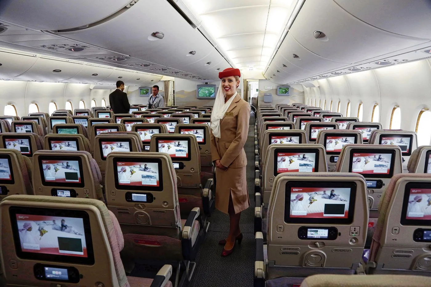 Салон эконом-класса Airbus A380 Emirates, бортпроводница в проходе между рядами