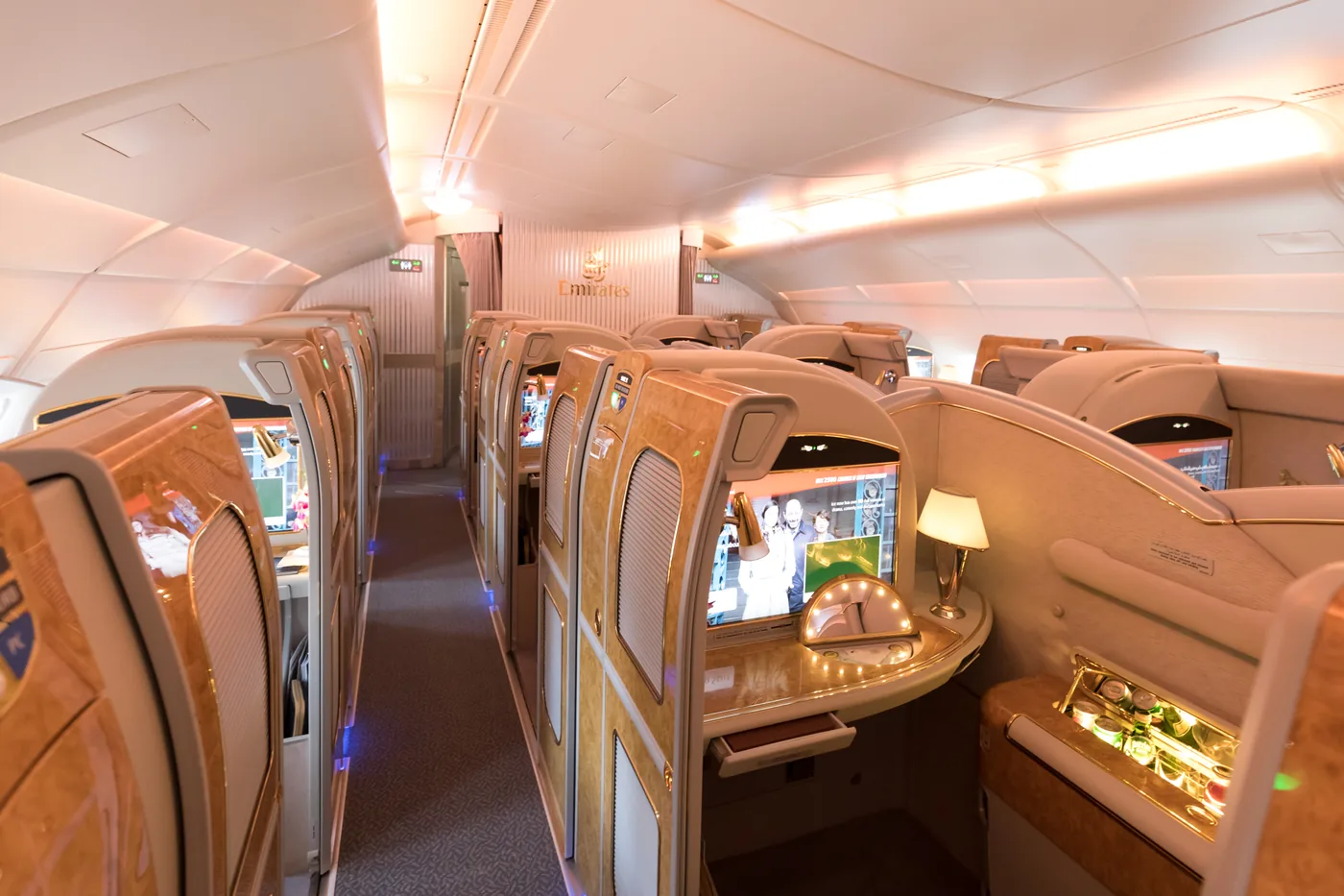 Первый класс Airbus A380 Emirates: ряд закрытых кабин с отделкой под дерево