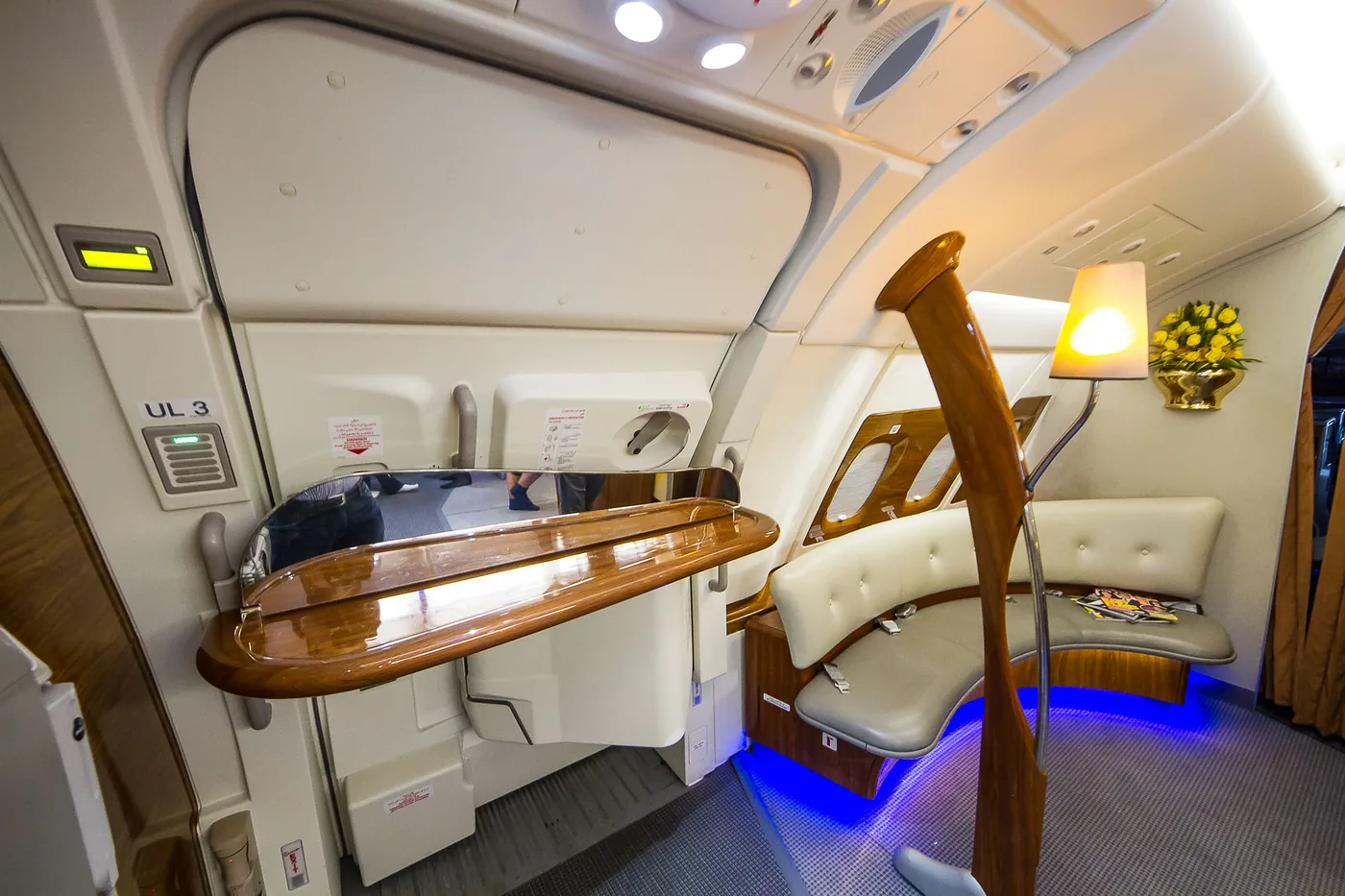 Душевая комната первого класса Airbus A380 Emirates с кожаным диваном