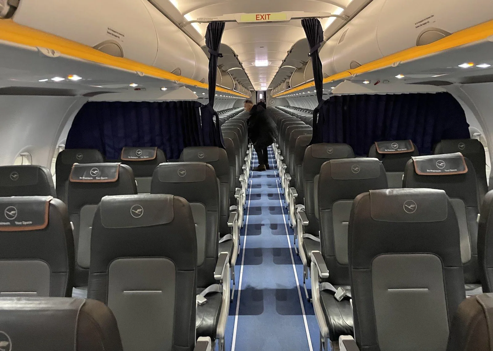 Первые ряды бизнеса A320 Lufthansa со свободным средним местом