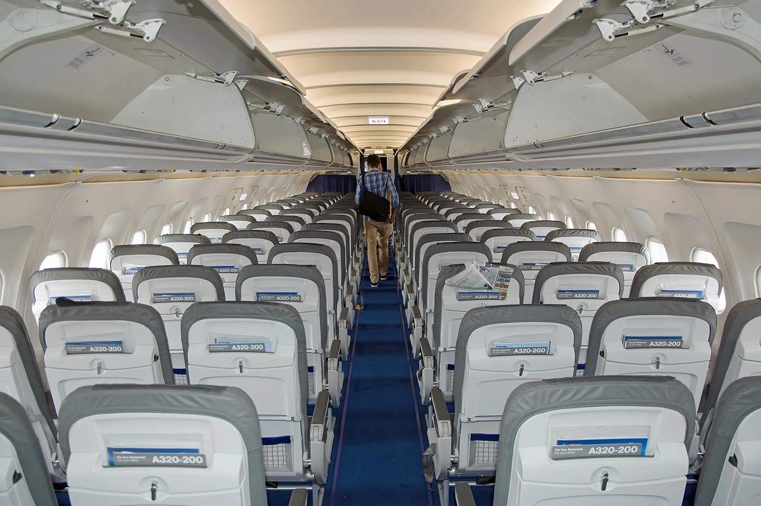 Пустой салон A320-200 Lufthansa от передних рядов