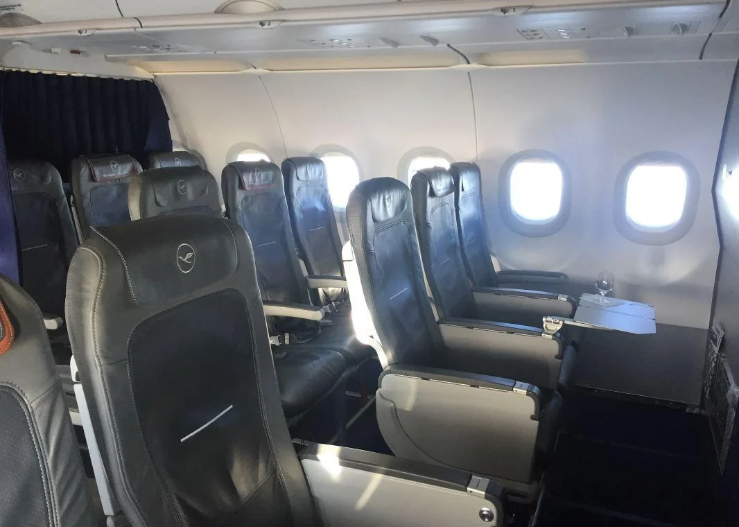 Кресло у иллюминатора в салоне A320neo Lufthansa