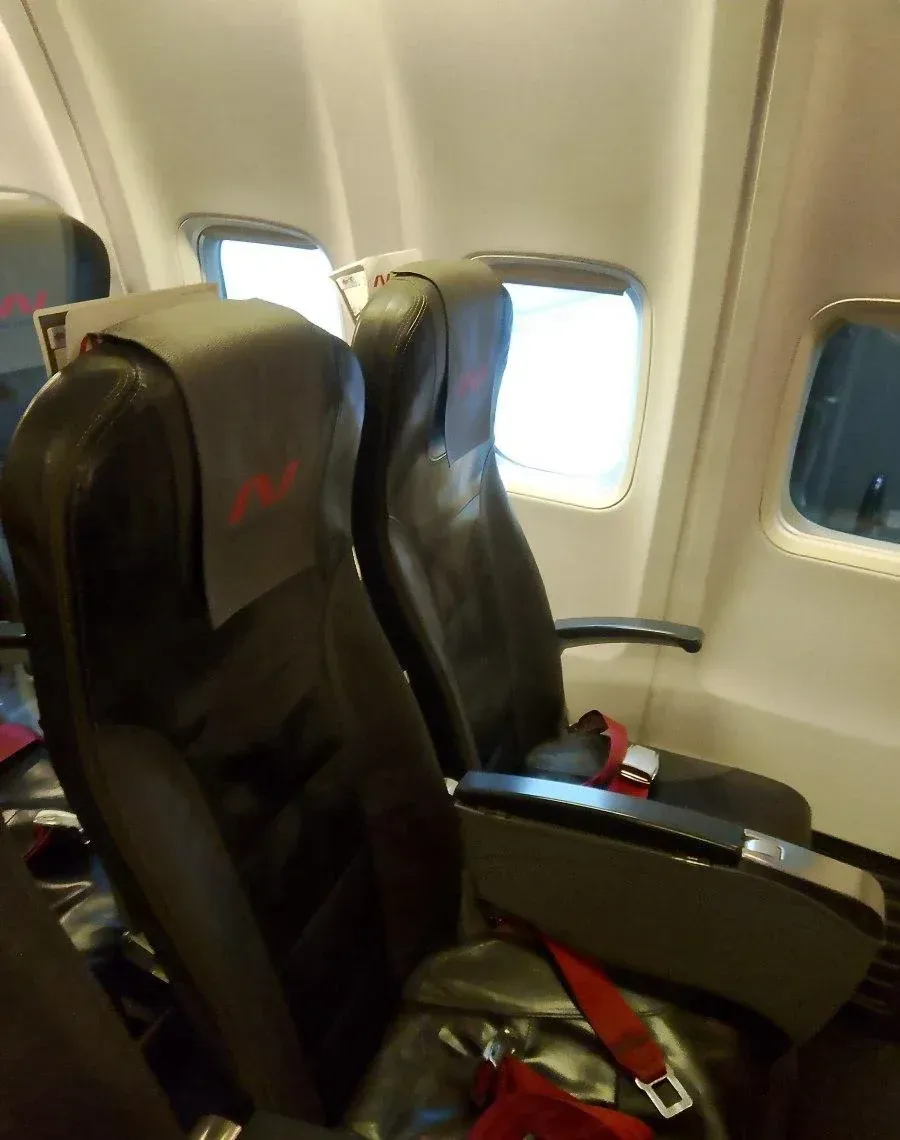 Пара кресел A321 Nordwind у окна, вид от прохода