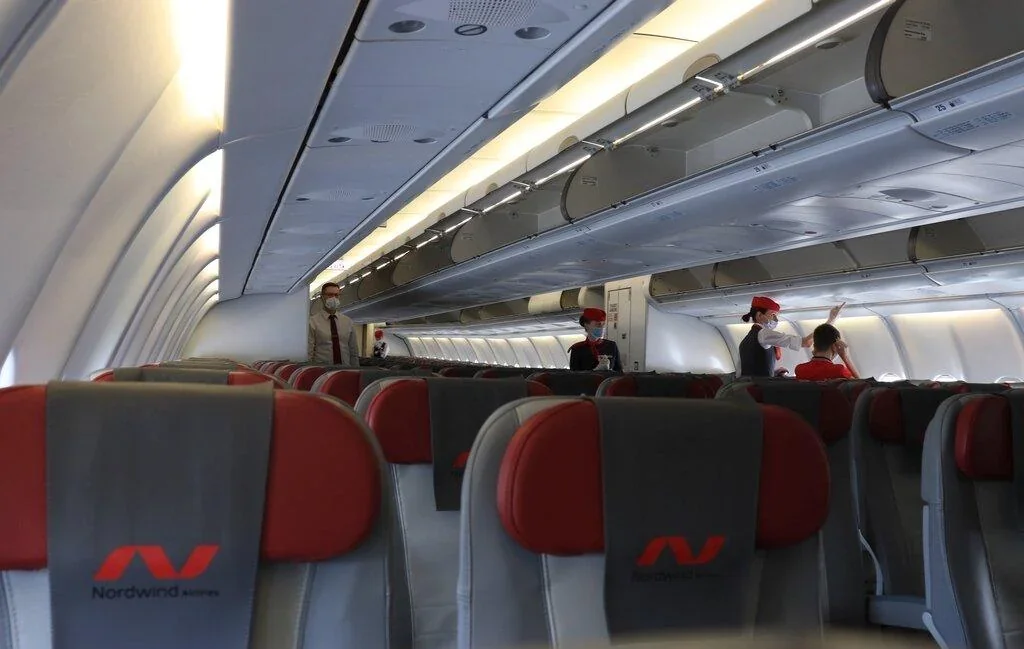 Салон A321 Nordwind с логотипом авиакомпании на подголовниках