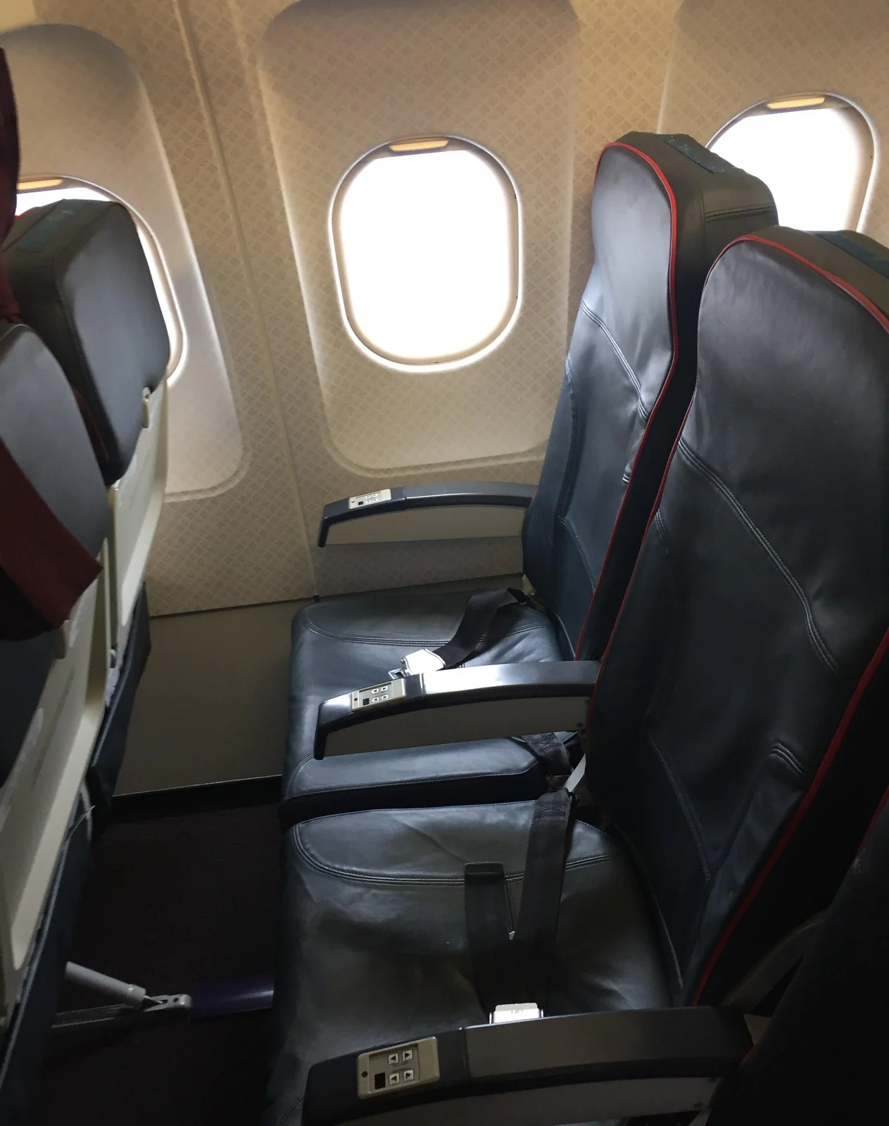 Кресла у аварийного выхода в Airbus A321 «Уральских авиалиний»: впереди перегородка вместо спинки соседа