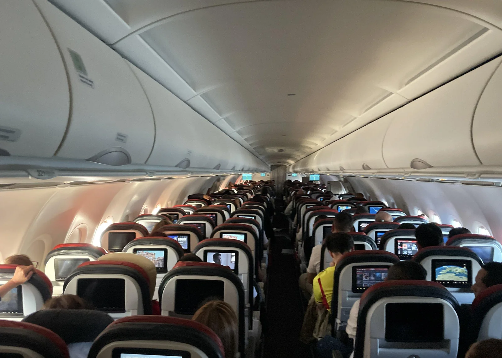 Заполненный салон A321neo Nordwind с экранами в спинках кресел