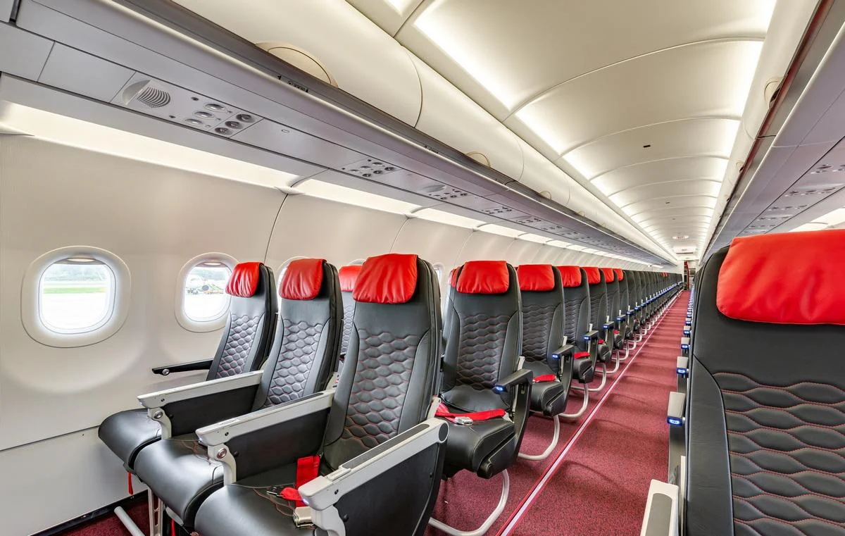 Экономический класс A321neo Nordwind: тёмные кресла с красными подголовниками
