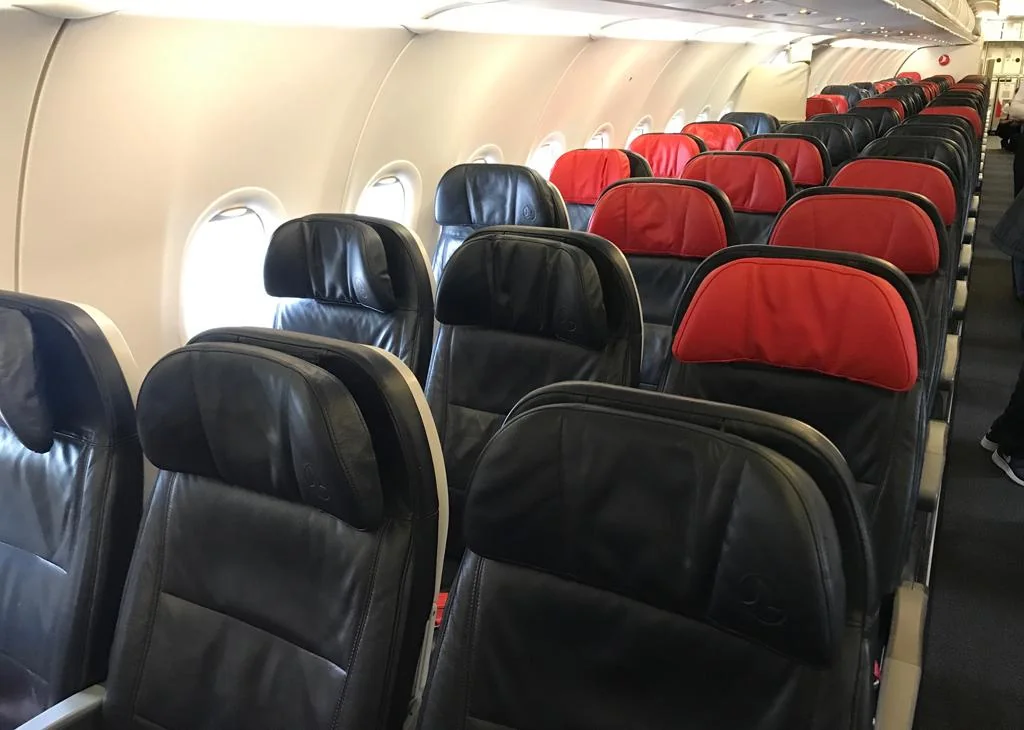 Ряды эконома Airbus A321neo с чёрными и красными подголовниками