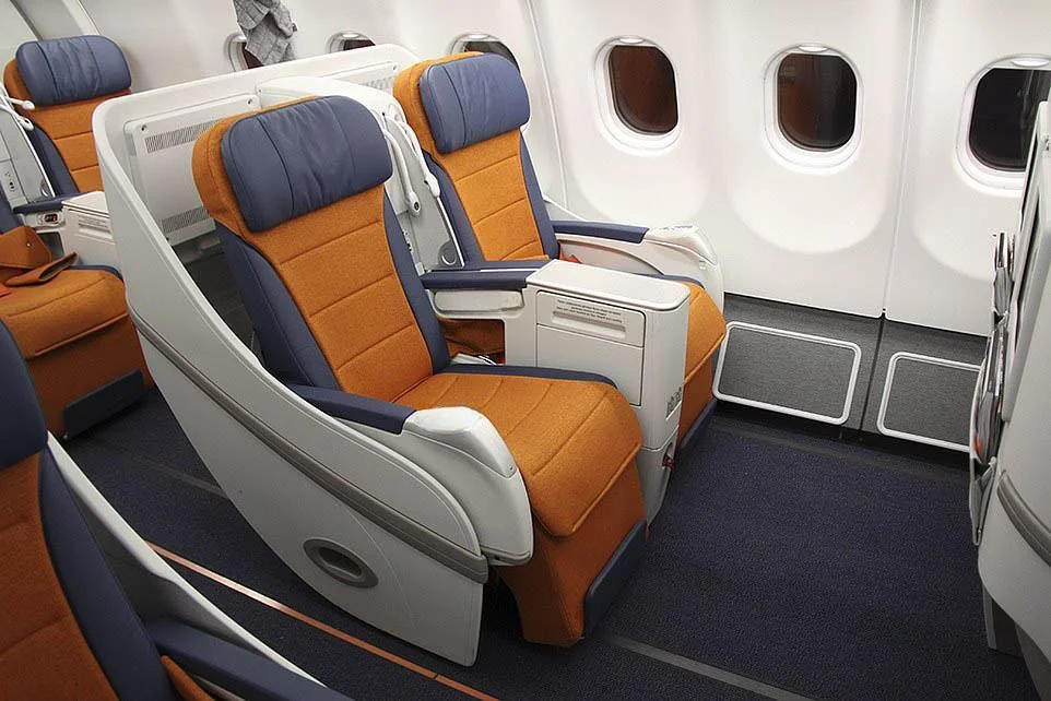 Бизнес-класс Airbus A330-300 Аэрофлот: кресла развёрнуты к проходу, у борта два иллюминатора