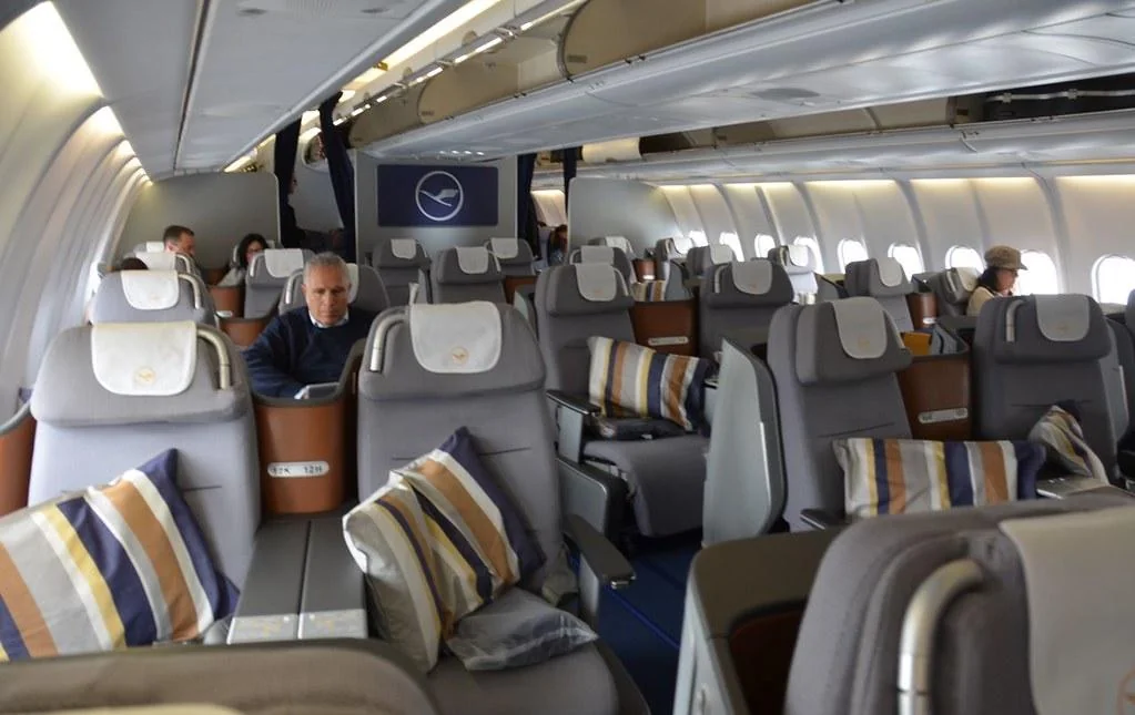 Салон бизнес-класса A330-300 с пассажирами