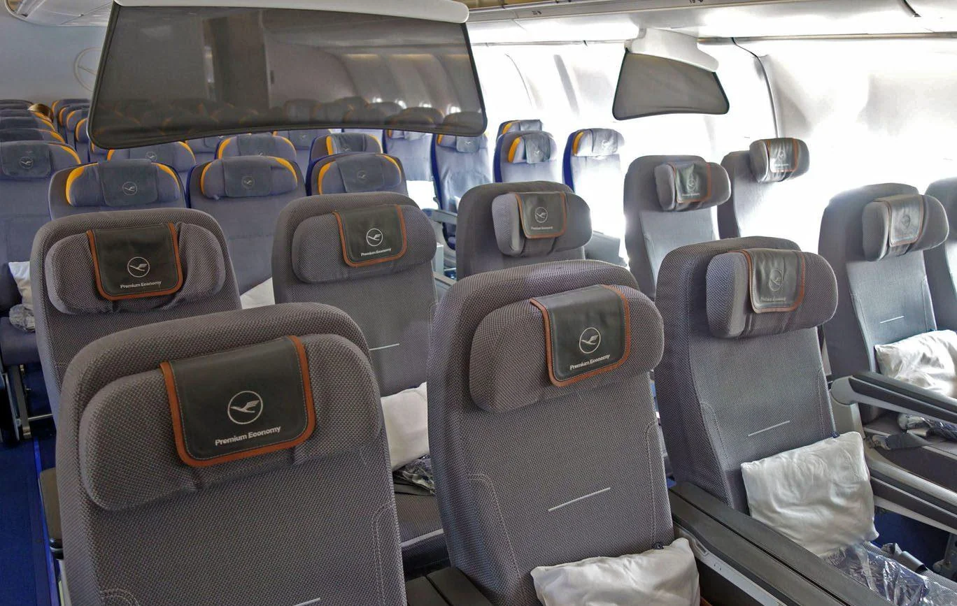 Премиум-эконом A330-300, вид вдоль салона