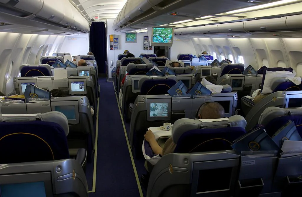 Салон бизнес-класса Airbus A340 Lufthansa