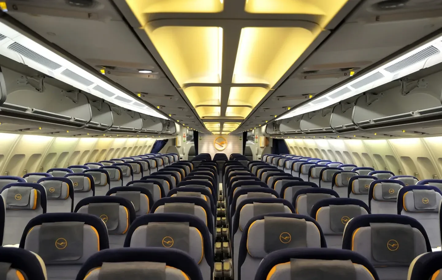Эконом-класс Airbus A340 при вечерней подсветке
