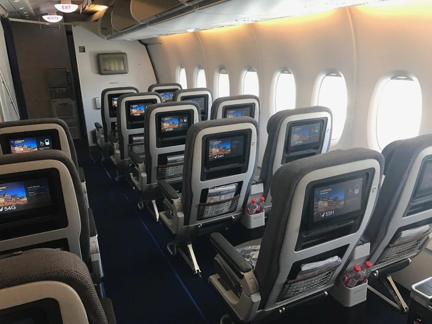 Кресла премиум-эконома Airbus A380 Lufthansa с экранами в спинках