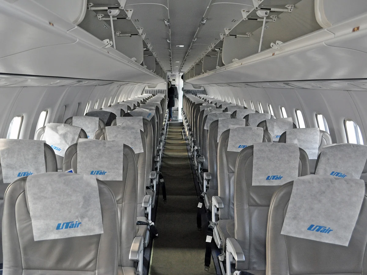 ATR 72 ЮТэйр вид к хвосту: накидки с логотипом на подголовниках