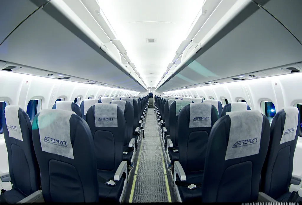 Салон ATR 72 ЮТэйр с синими креслами, вид вдоль прохода