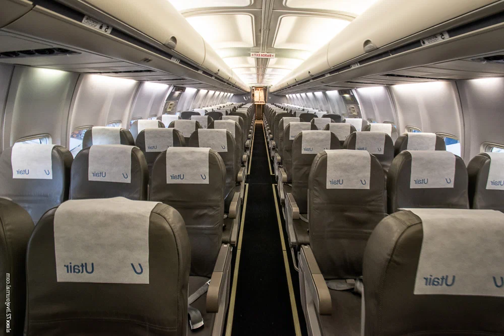 Салон Boeing 737-500 ЮТэйр вдоль прохода