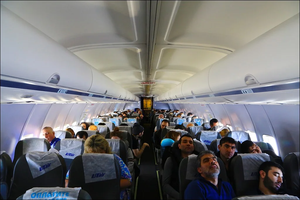 Салон Boeing 737-500 ЮТэйр с пассажирами во время полёта