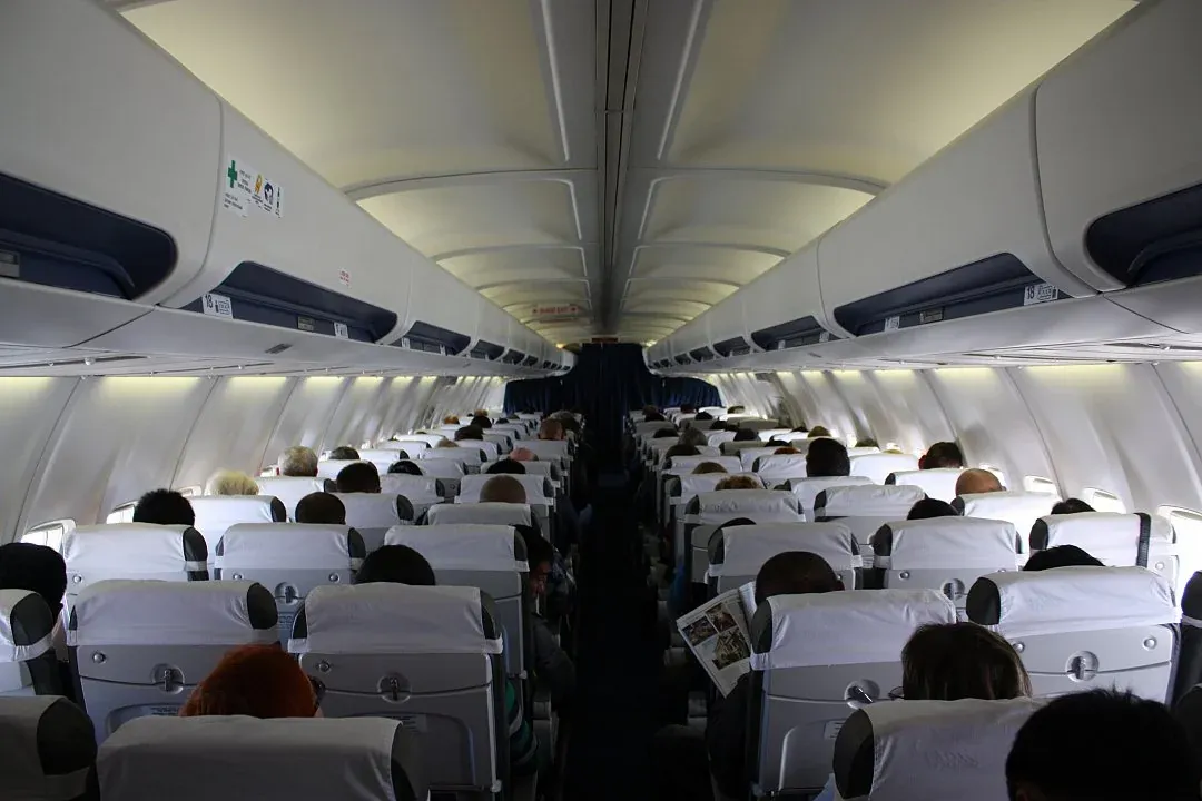 Занятые ряды Boeing 737-500 ЮТэйр, вид в сторону кабины
