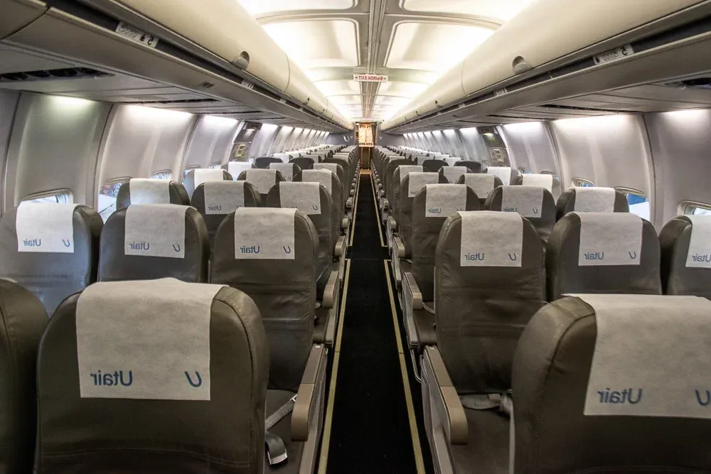 Пустой салон Boeing 737-500 ЮТэйр: ряды 3-3 уходят к хвосту