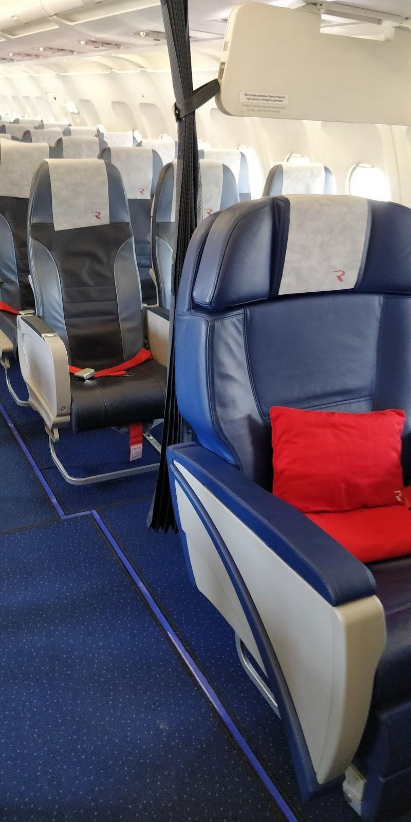 Бизнес-класс Boeing 737-800 «Россия»: синее кожаное кресло с красной подушкой у шторки