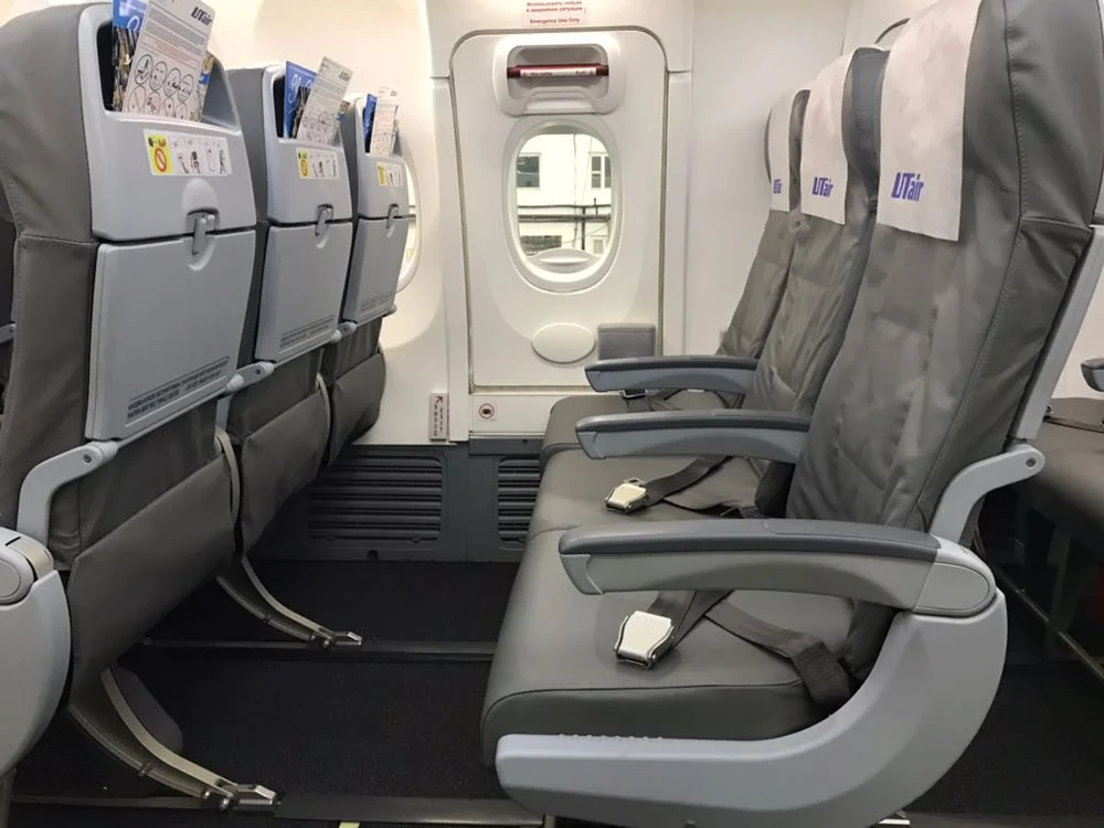 Первый ряд 737-800 ЮТэйр: серые кресла у перегородки, впереди свободно