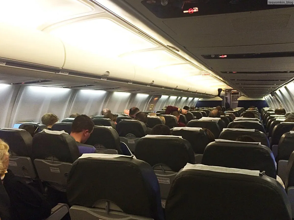 Салон 737-800 ЮТэйр с пассажирами во время полёта