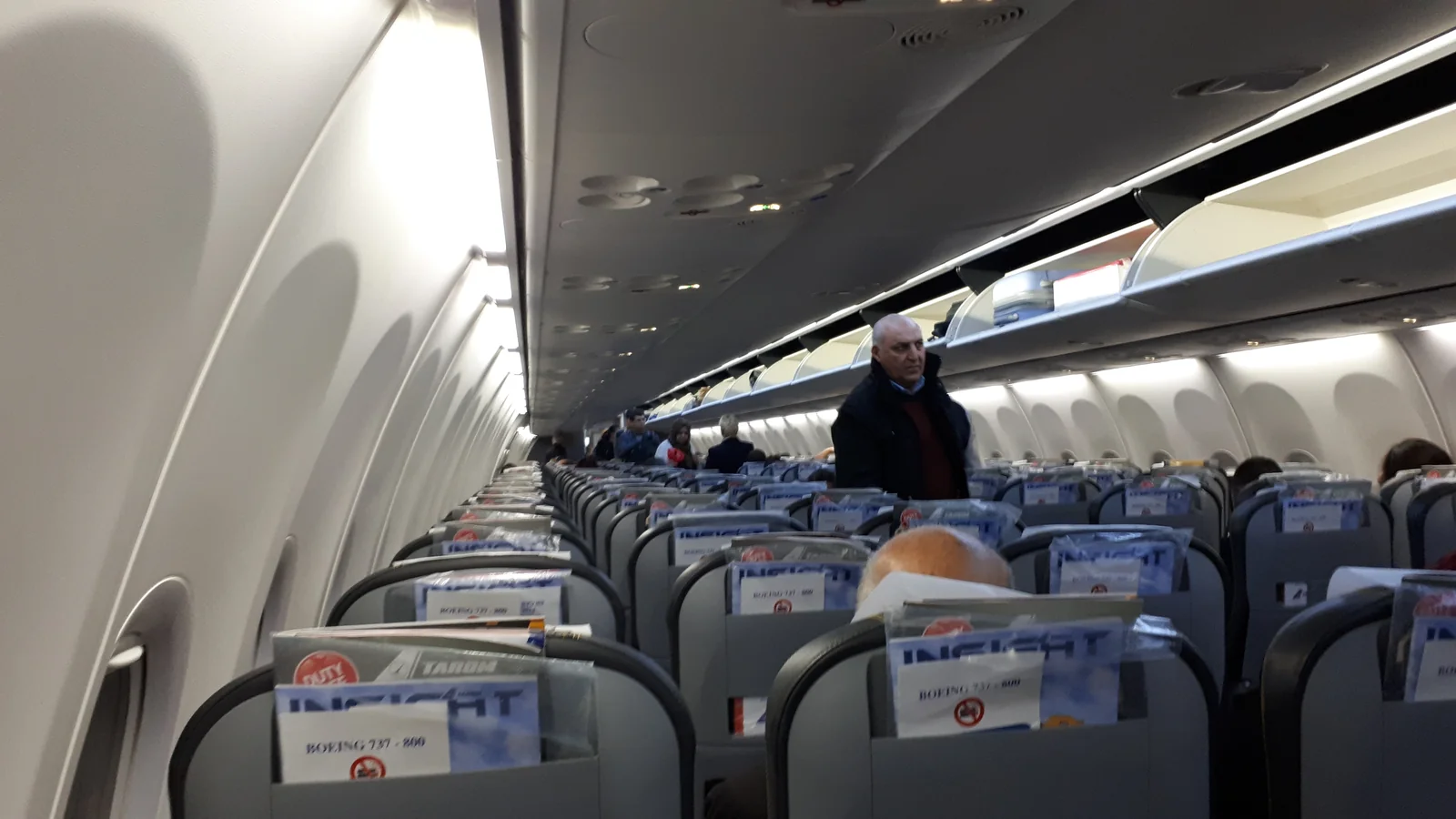 Занятые ряды 737-800 ЮТэйр: бортпроводник идёт по проходу