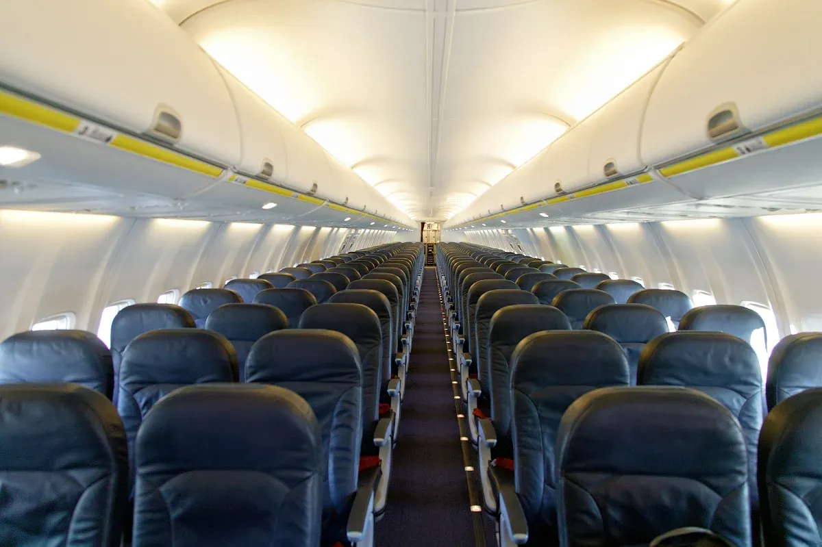 Пустой салон 737-800 ЮТэйр: ряды кресел 3-3 уходят к хвосту