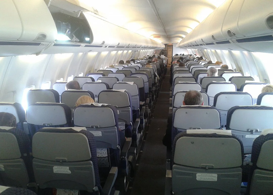 Салон 737-800 ЮТэйр вдоль прохода: свет из иллюминаторов вдоль борта