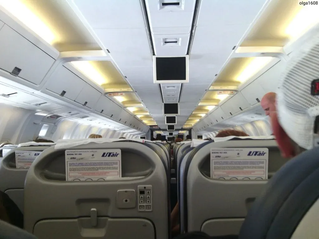 Вид на салон 737-800 ЮТэйр в сторону кабины